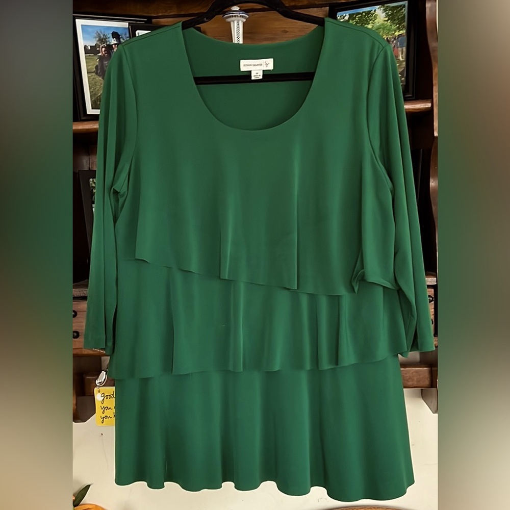 SUSAN GRAVER Liquid Knit Emerald Green Asymmetrical Tier Blouse, Sz Medium, GUC.